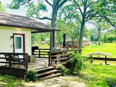 Terrace/patio. Cozy lake house getaway on Cedar creek lake hidden gem!