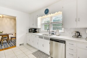 Réfrigérateur, micro-ondes, plaque de cuisson, lave-vaisselle