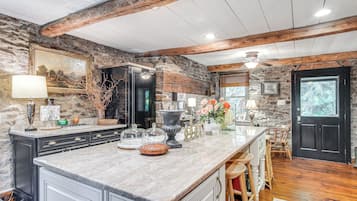 Geladeira, micro-ondas, cooktop, lava-louças