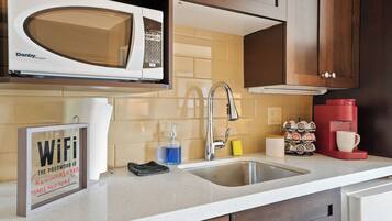 Frigorífic, microones, cafetera i tetera i bullidora elèctrica