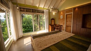 Une chambre à coucher avec un grand lit, un bureau et une armoire.
