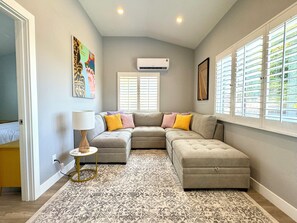 Smart-tv, bøger, stereoanlæg