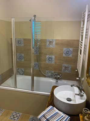 Bruser, hårtørrer, bidet, håndklæder