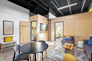 Deluxe Suite | Living area | TV - The Speckled Trout Outpost (Damascus)
