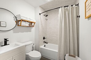 Duschwanne, Haartrockner, Handtücher, Seife