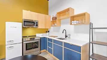 Suite Deluxe | Cucina privata | Frigorifero nell'area comune, forno a microonde nell'area comune