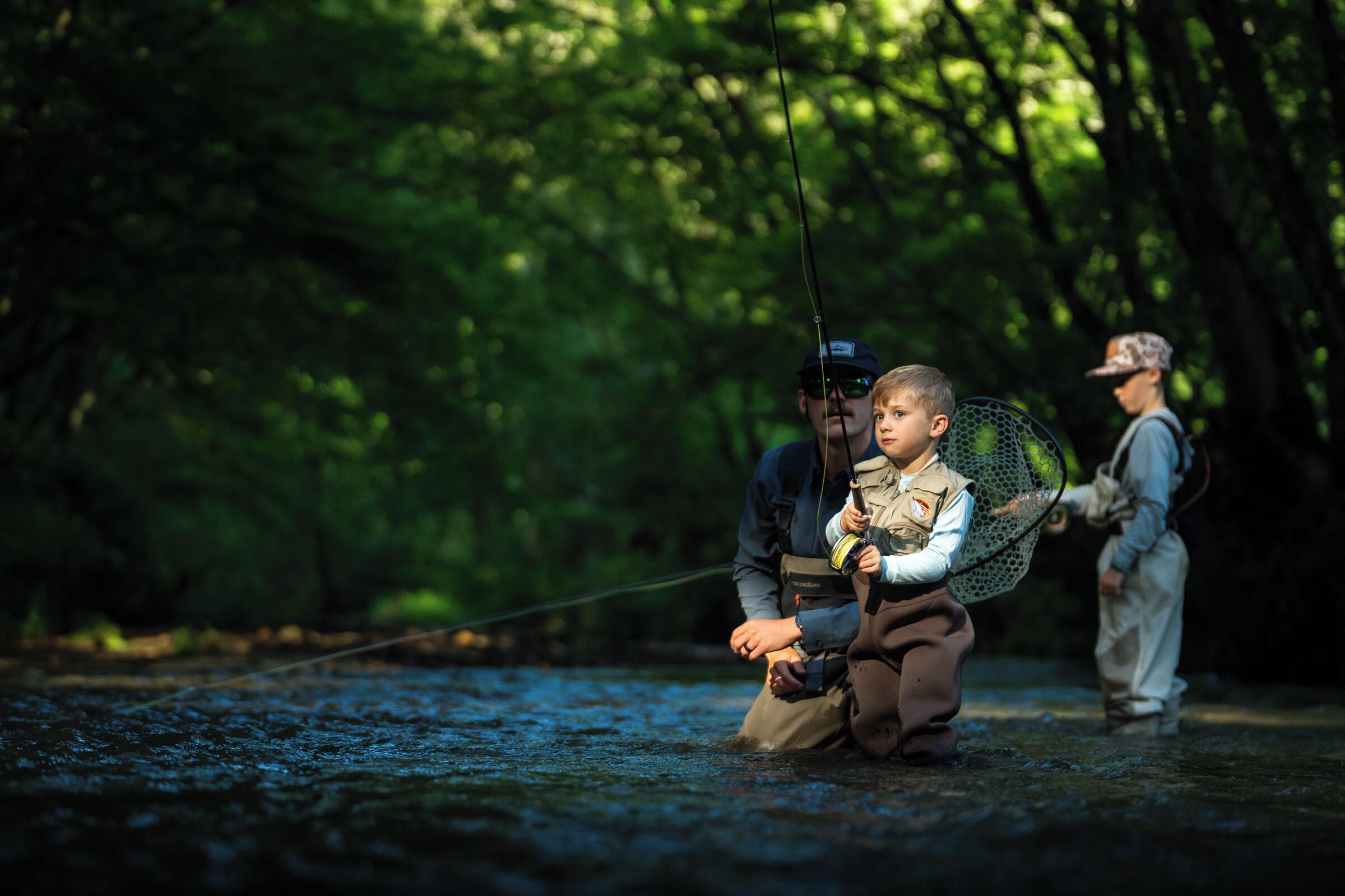 Une rivière où des gens pêchent.
