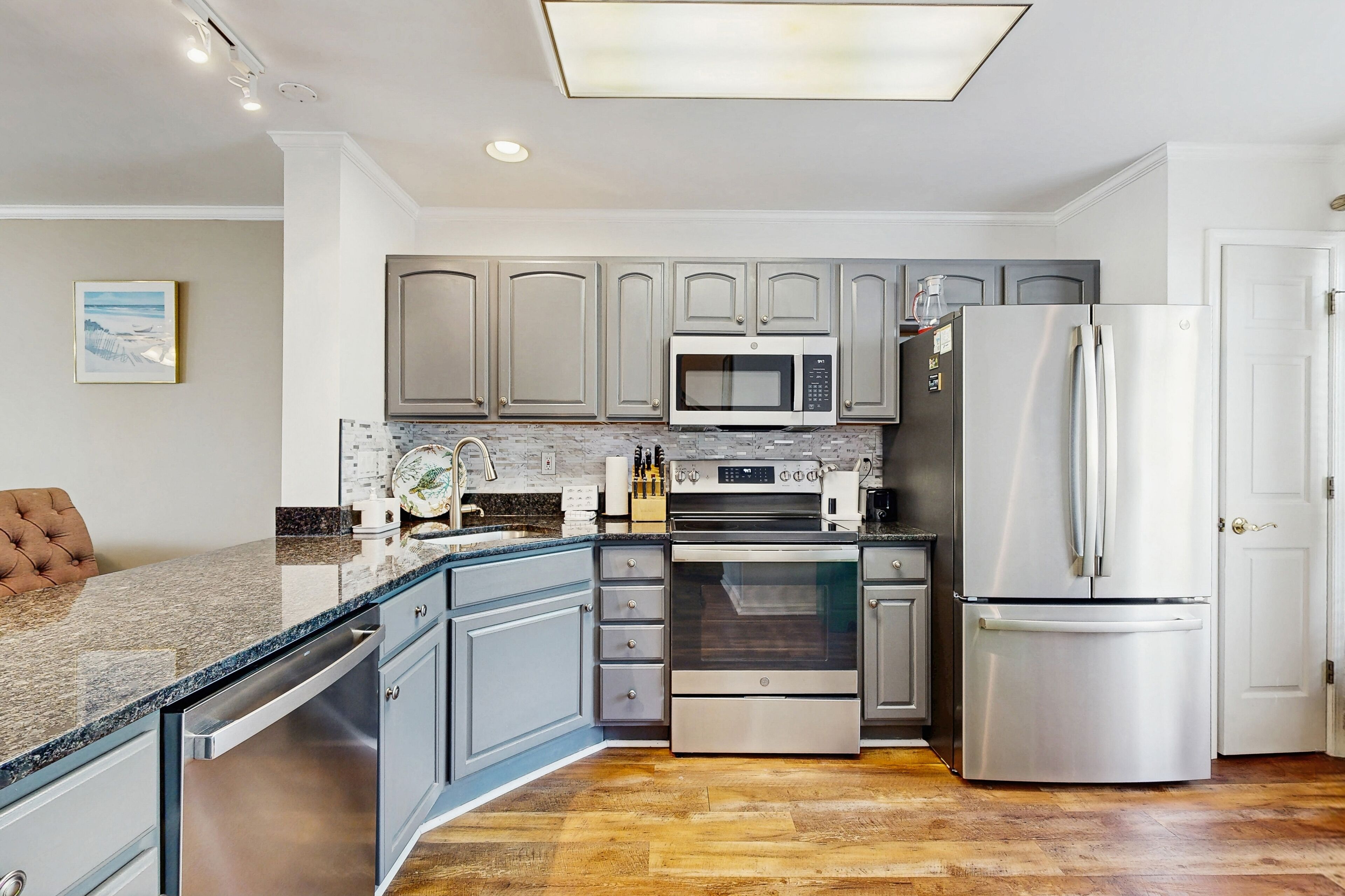 Frigorífic, microones, forn i placa de cuina 