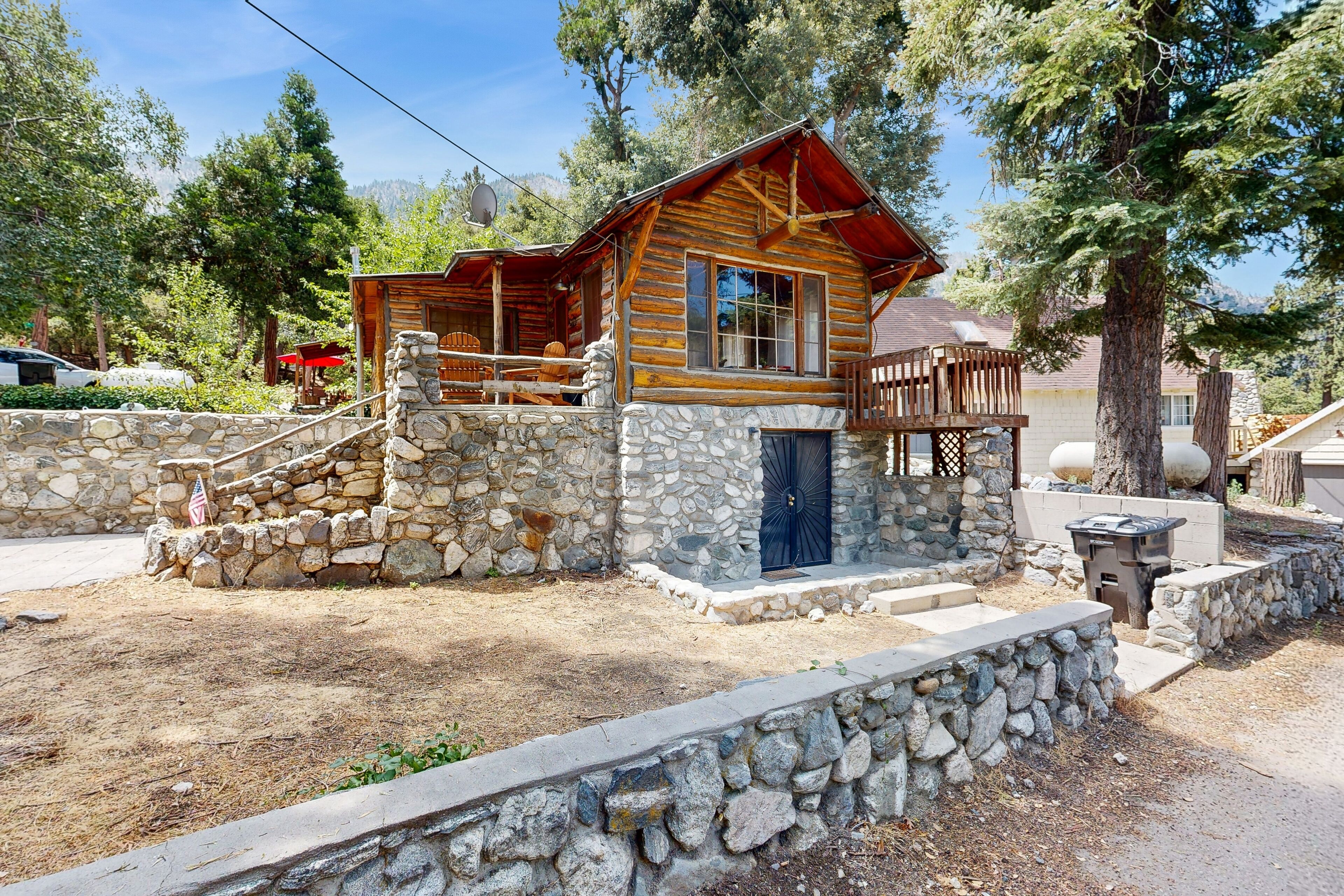 Historic Van Horn Log Cabin, rustic retreat with WiFi, close to hiking trails