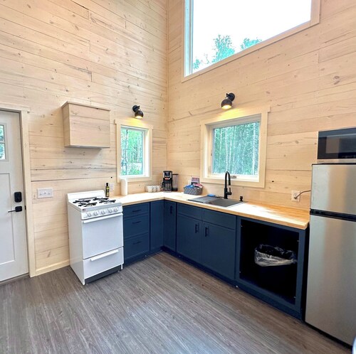 The perfect solution for families or groups, offering ample space and comfort for six in the serene Eklutna Valley.