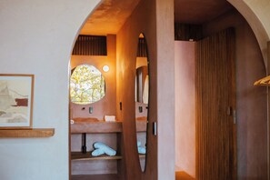 Quarto casal standard, 1 cama Queen, para não fumantes, vista para o jardim | Banheiro | Chuveiro, chuveiro com efeito de chuva, secador de cabelo