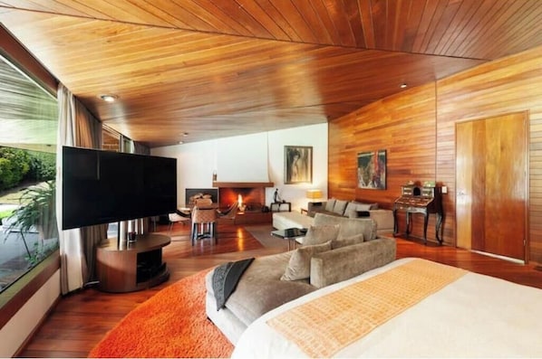 6 bedrooms, iron/ironing board, WiFi, bed sheets