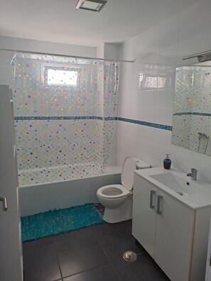 Een douche, een haardroger, handdoeken, zeep