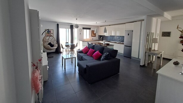 Un apartamento moderno con sala de estar, comedor y cocina.