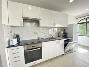 Mikrobølgeovn, oppvaskmaskin, kaffetrakter/tekoker og kjøkkenutstyr