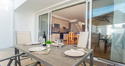 Luxury 4 bedroom house with private pool in the city center