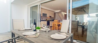 Luxury 4 bedroom house with private pool in the city center