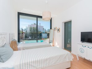 4 habitaciones, tabla de planchar con plancha y acceso a internet 