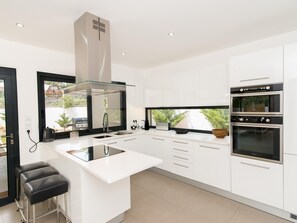 Kühlschrank, Mikrowelle, Ofen, Geschirrspüler