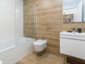Douche, sèche-cheveux, serviettes fournies