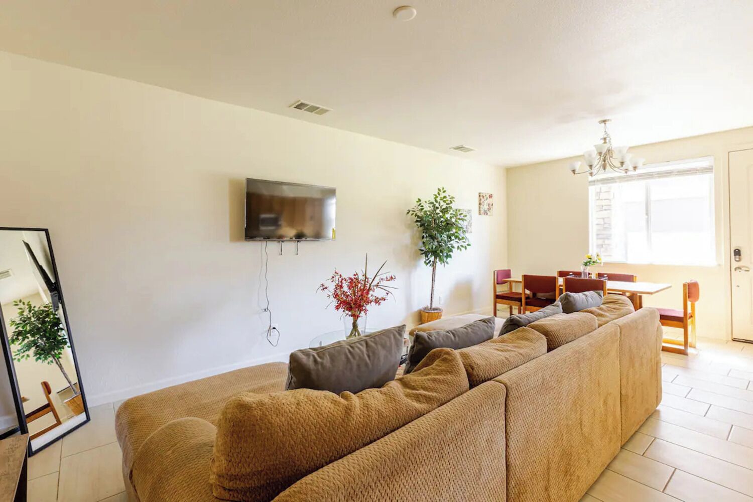 4-bedroom townhome family friendly in amazing Carson City with Parking, WiFi