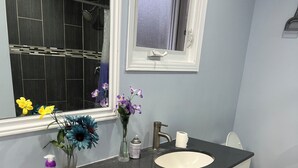 A modern bathroom with two sinks, a mirror, and a toilet. - SH202-Cozy Holiday Home (Pickering)