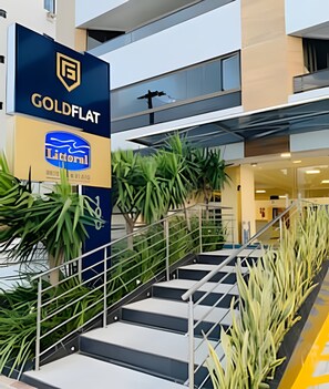 A modern building with a sign for 'Goldflat' and 'Liberal'. - Gold Flat by Apartamentos Jampa (João Pessoa)