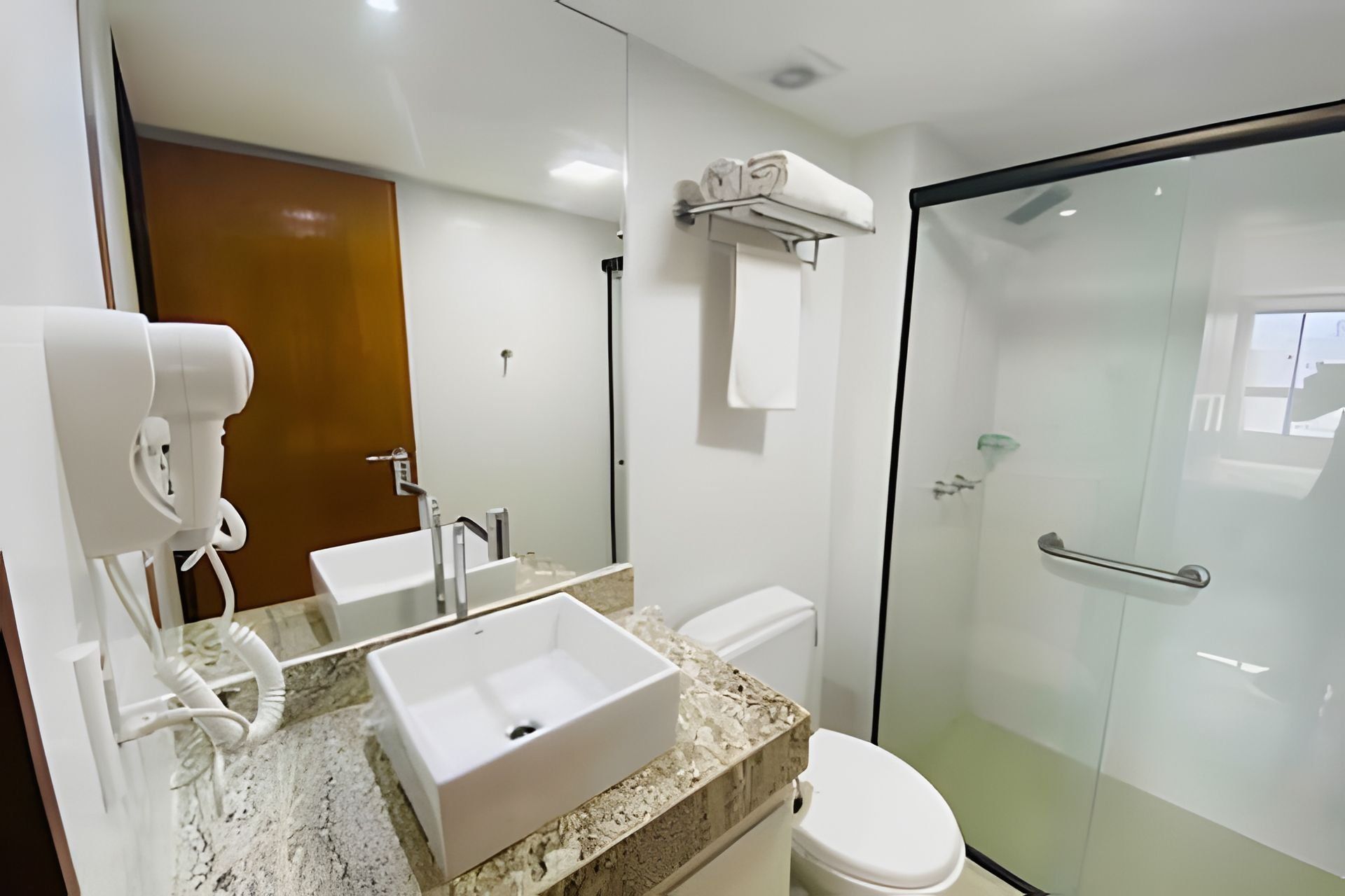 Junior Apartment | Bathroom | Shower, hair dryer, towels, toilet paper