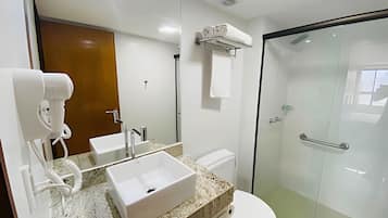Junior Apartment | Bathroom | Shower, hair dryer, towels, toilet paper