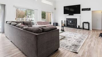 Smart TV, lareira, videogames, biblioteca musical