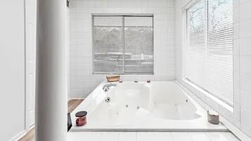 Banheira de hidromassagem, secador de cabelo, bidê, toalhas de banho