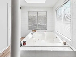 Tina de hidromasaje, secadora de cabello, bidet, toallas 