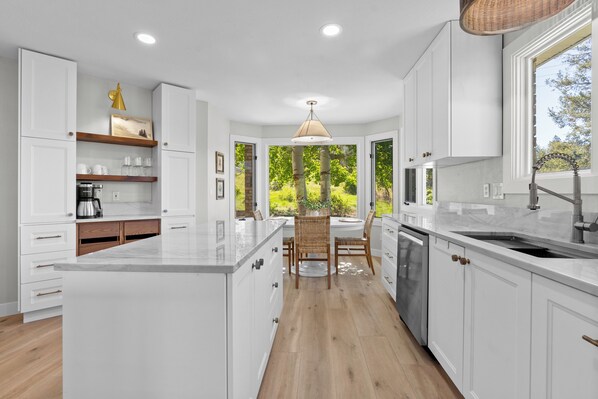 Fridge, microwave, oven, stovetop - Mountain Escape near RMNP (Estes Park)