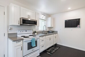 Réfrigérateur, four à micro-ondes, un four, surface de cuisson