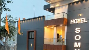A modern building with a sign reading "HOTEL SOMNATH INN". - Hotel Somnath Inn (Ujjain)