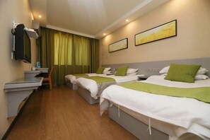Quarto de hotel com duas camas, uma escrivaninha, uma cadeira e uma televisão.