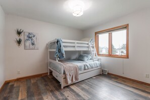 3 bedrooms, iron/ironing board, WiFi, bed sheets
