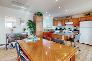 Fridge, microwave, oven, stovetop - Family-friendly oceanview escape with spacious, wrap around deck and free Wifi (Copalis Beach)