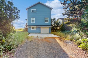 Exterior - Family-friendly oceanview escape with spacious, wrap around deck and free Wifi (Copalis Beach)