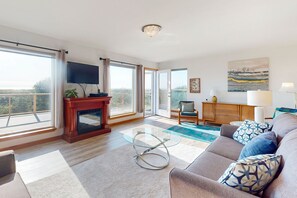 TV - Family-friendly oceanview escape with spacious, wrap around deck and free Wifi (Copalis Beach)