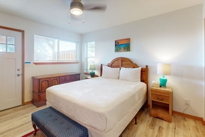 3 bedrooms, internet, bed sheets - Family-friendly oceanview escape with spacious, wrap around deck and free Wifi (Copalis Beach)