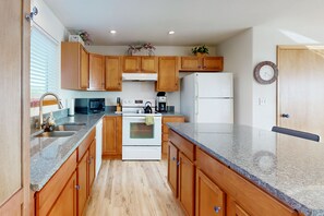 Fridge, microwave, oven, stovetop - Family-friendly oceanview escape with spacious, wrap around deck and free Wifi (Copalis Beach)