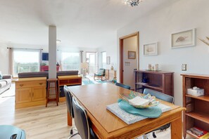 Interior - Family-friendly oceanview escape with spacious, wrap around deck and free Wifi (Copalis Beach)