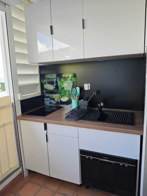 Kjøleskap, mikrobølgeovn, ovn og kokeplater