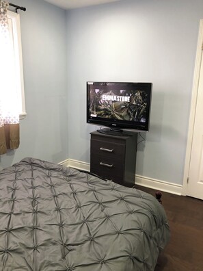 1 bedroom, WiFi, bed sheets - SH204-Master Bedroom (Attached Private Washroom) (Pickering)