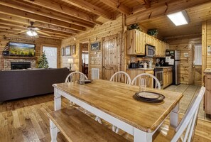 Ferienhaus, Mehrere Betten (A Gatlinburg Haven #243) | Speisen