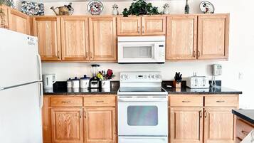 House, Multiple Beds (777BD - West Haven Gated Community) | Private kitchen