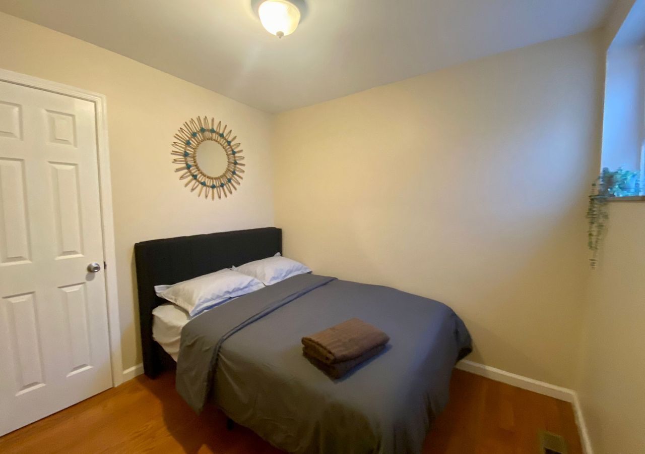 Private studio room with an ensuite bathroom in South Philly.