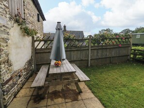 Outdoor dining - Hunstone Barn (South Molton)