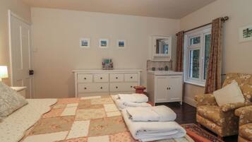 Cottage | 4 bedrooms, individually decorated, individually furnished, free WiFi